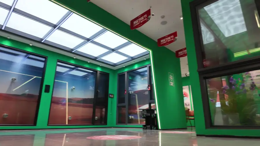 绿色展厅内门窗产品展示