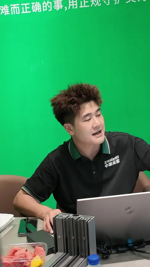 中渠美家员工讲解换窗服务
