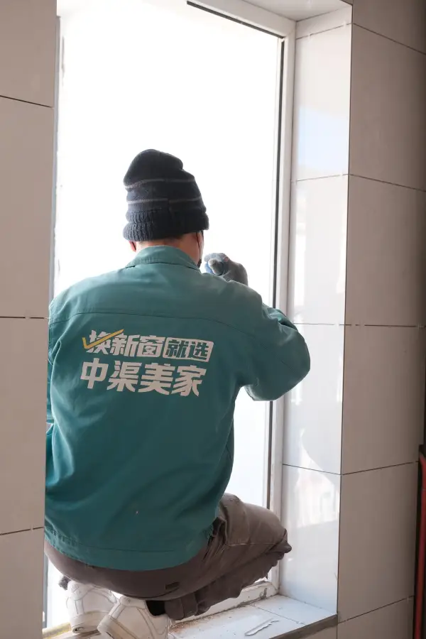 工人背影安装新窗