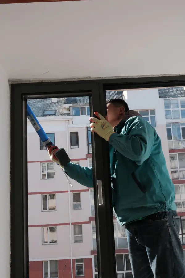 工人正在安装门窗密封胶
