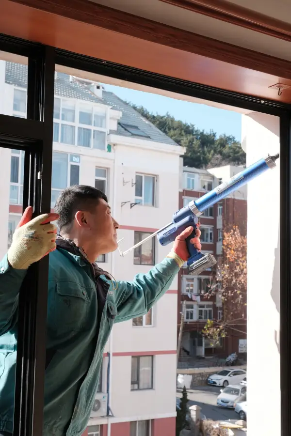 工人正在安装门窗密封胶