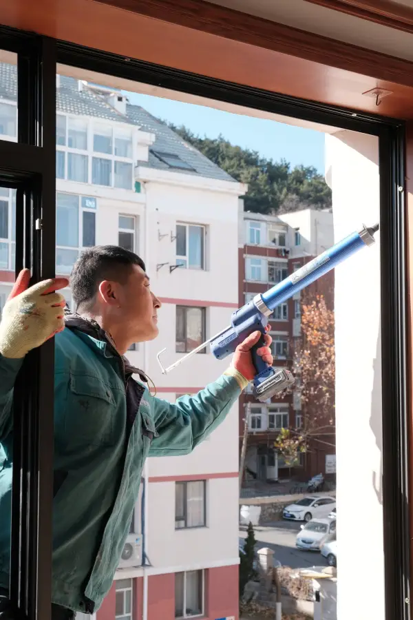 工人正在安装门窗密封胶