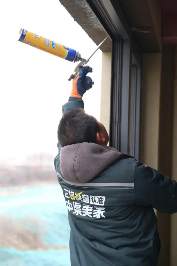 工人正在为窗户打胶