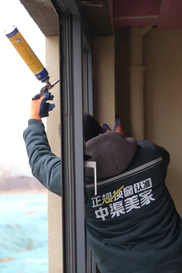 工人正在安装门窗密封胶