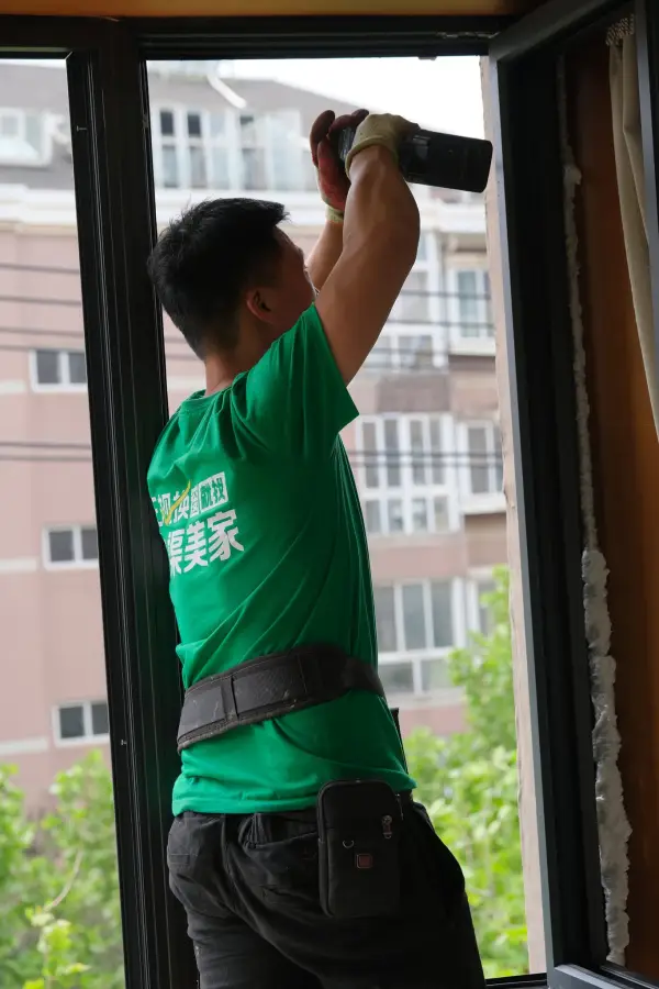 工人安装新窗框