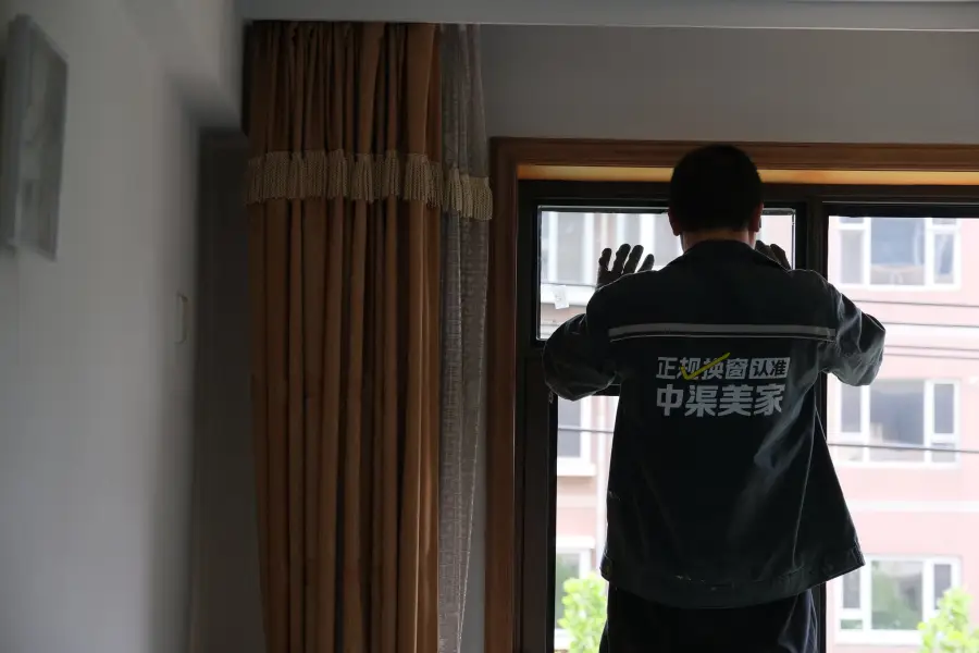 中渠美家工人安装窗户