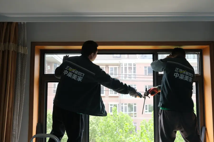 中渠美家工人安装窗户