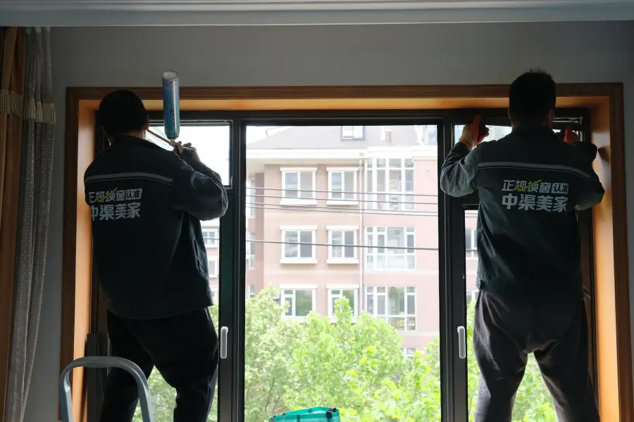 中渠美家工人安装门窗