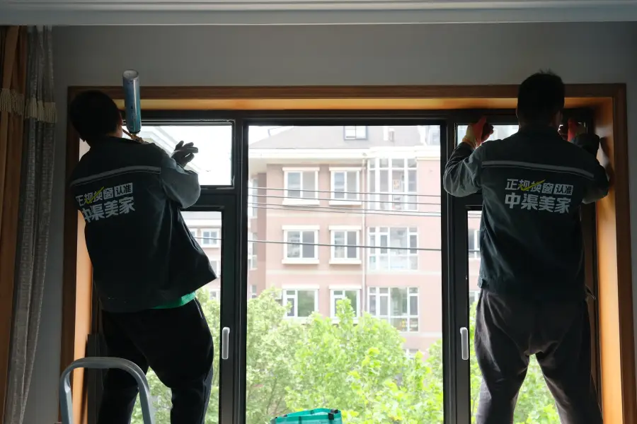 中渠美家工人安装门窗