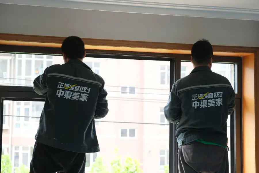 中渠美家工人安装窗户