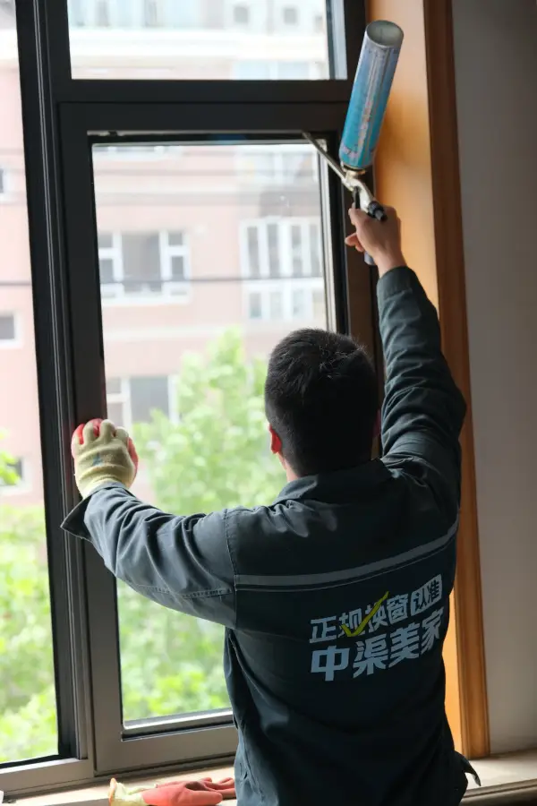 中渠美家工人安装门窗密封胶