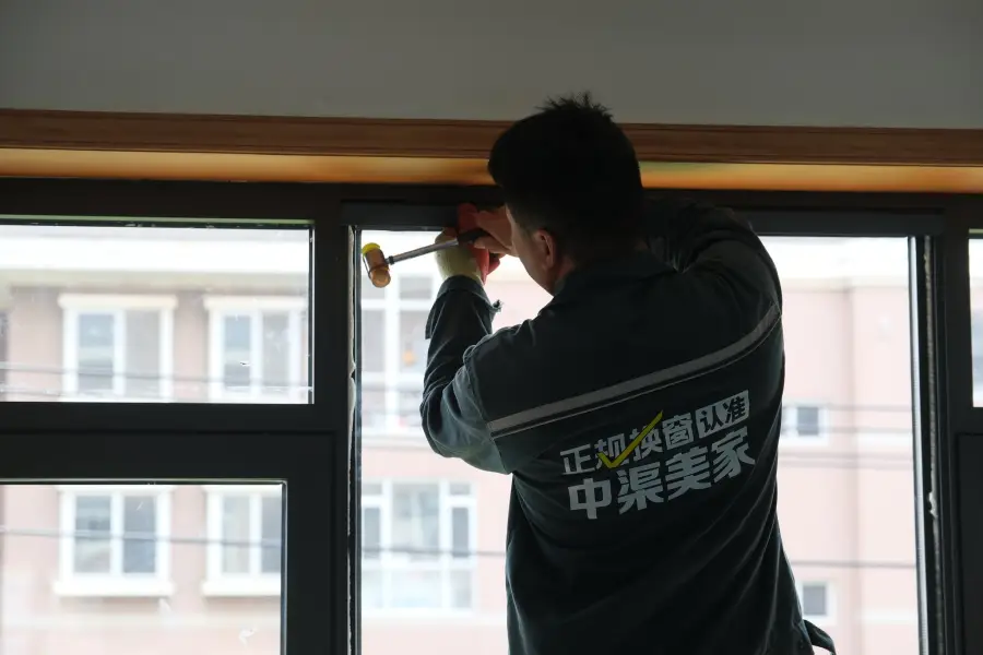 中渠美家工人安装窗户
