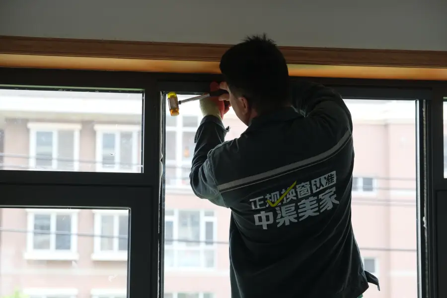 中渠美家工人安装窗户