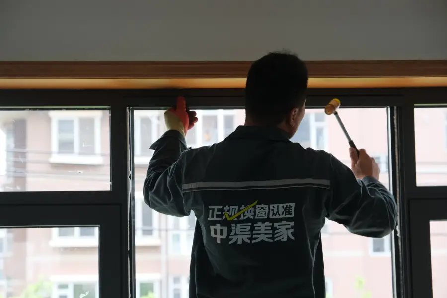 中渠美家工人安装门窗