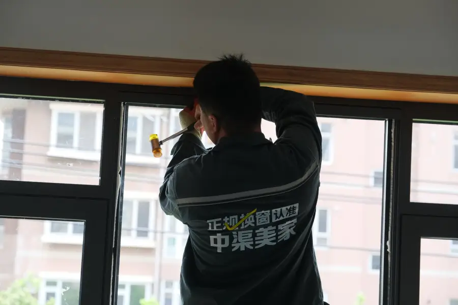 中渠美家工人安装窗户