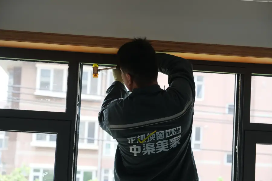 工人安装中渠美家门窗