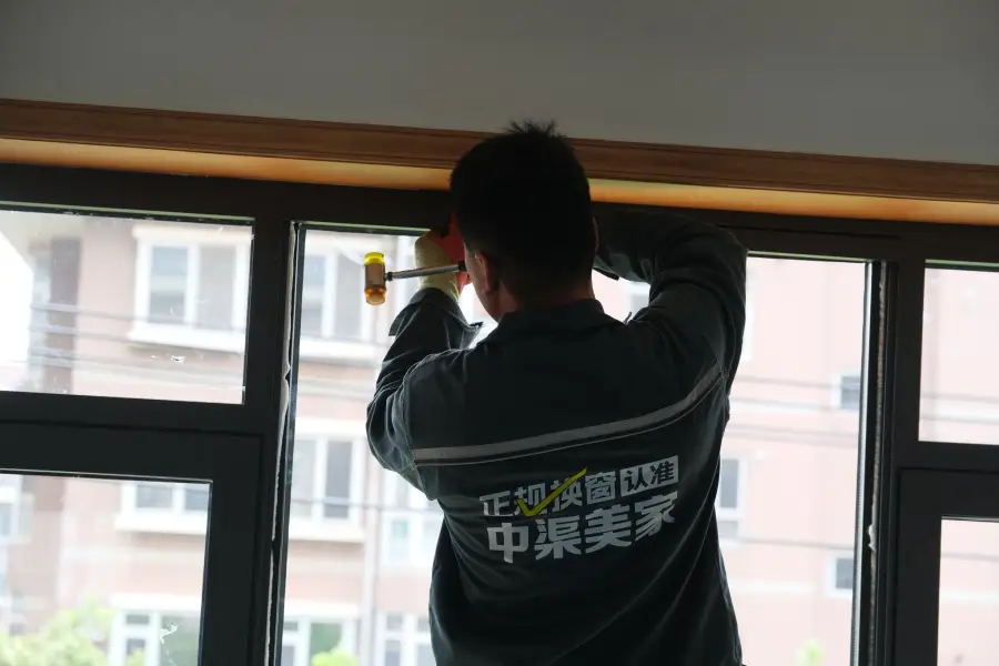 中渠美家工人安装窗户