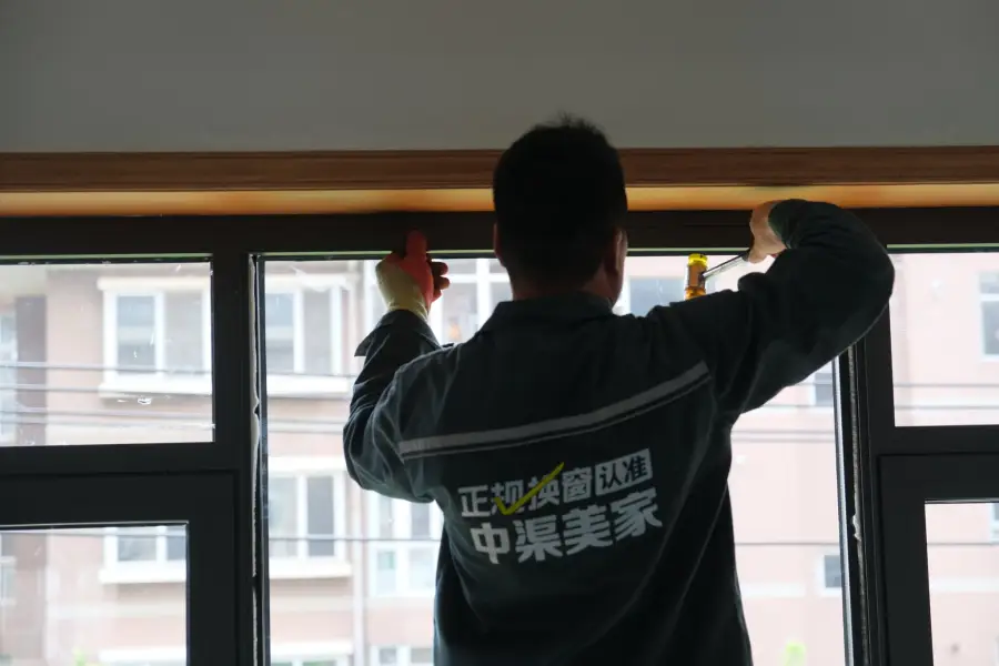 中渠美家工人安装窗户